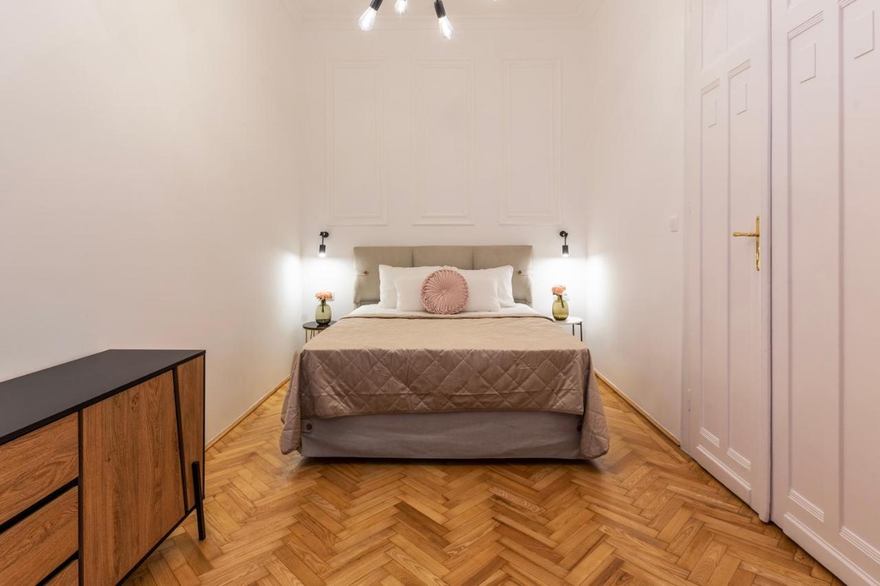 Glamorous Modern Apartment In The Hearth Of Будапеща Екстериор снимка